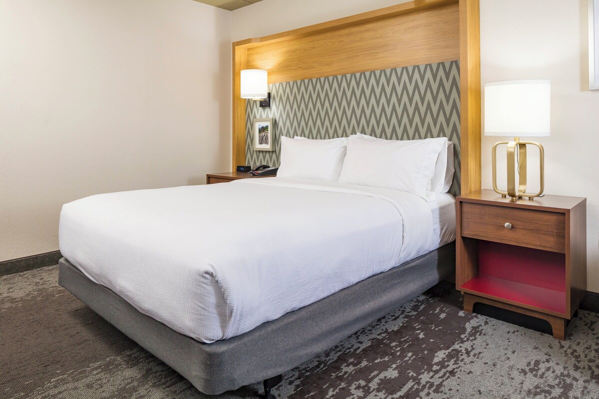 Standard Room, 1 King Bed, Accessible (Communication, Transfer Shower) | 1 bedroom, desk, laptop workspace, blackout curtains