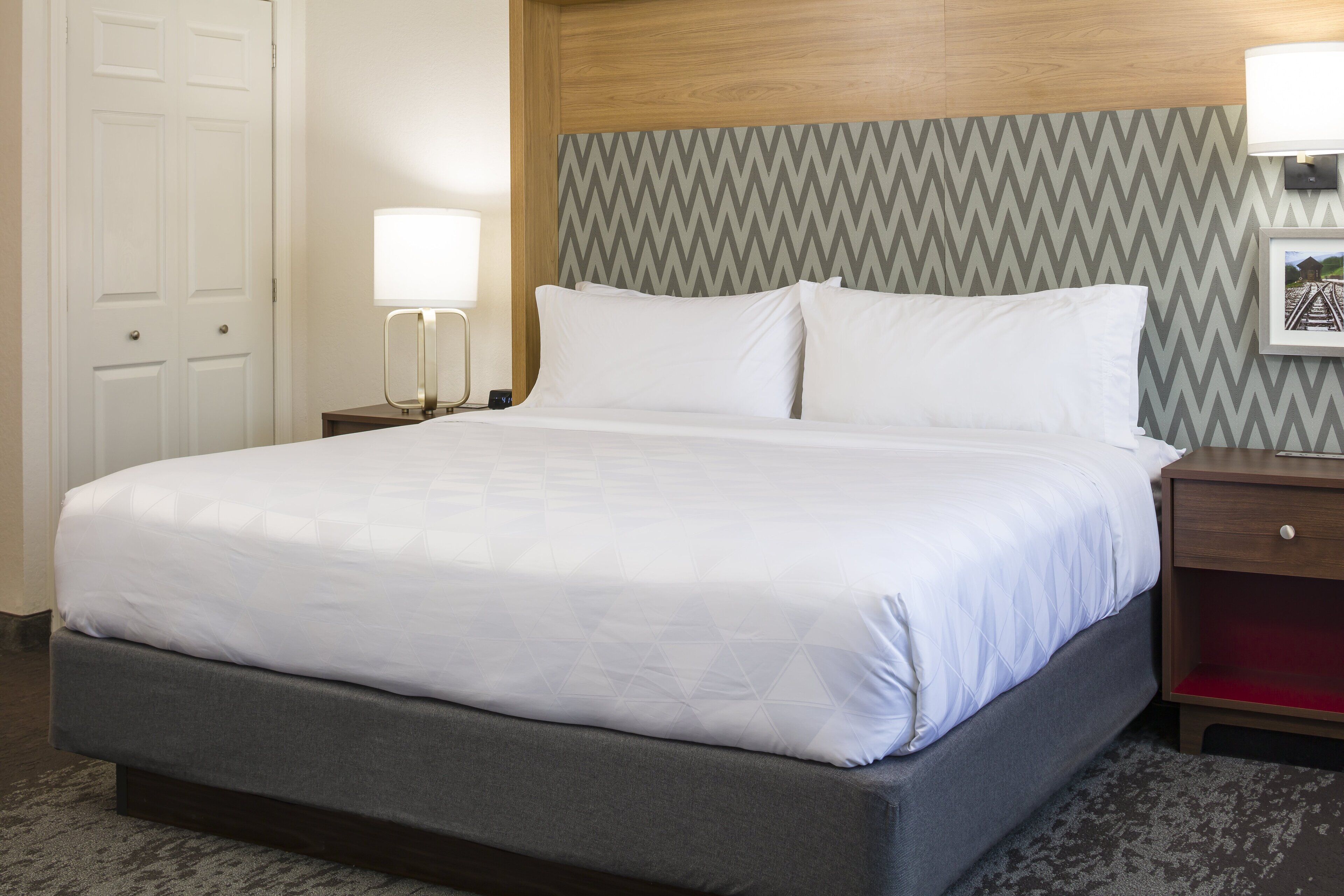 1 quarto, escrivaninha, espaço de trabalho para notebook