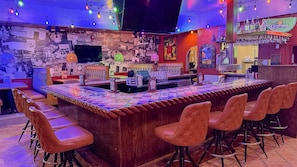 2 restaurants; breakfast, lunch, and dinner served