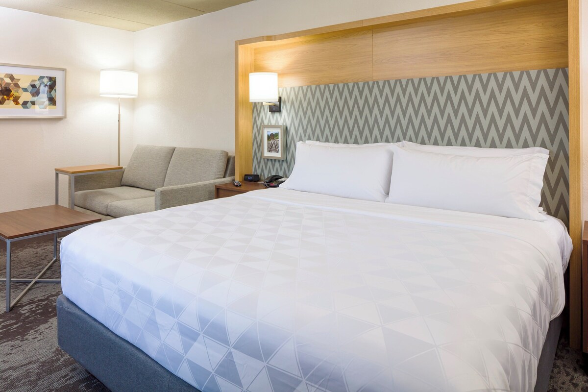 Standard Room, 1 King Bed | 1 bedroom, desk, laptop workspace, blackout curtains