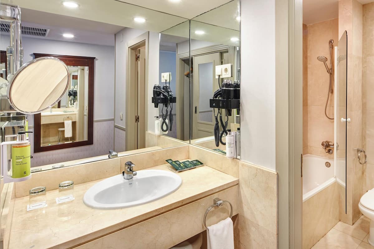 Premium-sengetøj, dundyner, senge med madrasser af memory foam, minibar