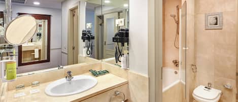 Artículos de tocador gratuitos, secador de pelo, bidet, toallas