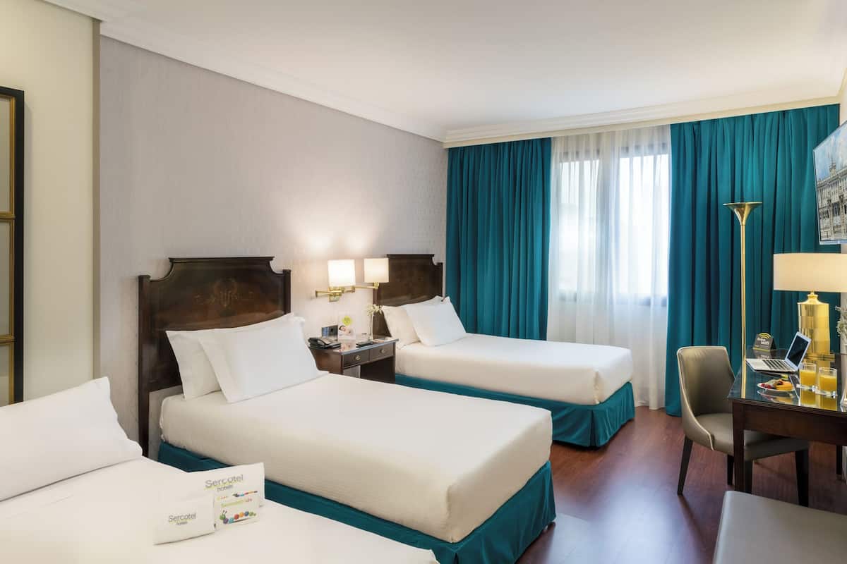 Quarto triplo clássico | Roupas de cama premium, edredons de pluma