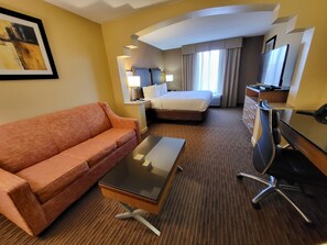 Suite, 1 très grand lit et 1 canapé-lit, non-fumeur | Bureau, espace de travail pour ordinateurs portables