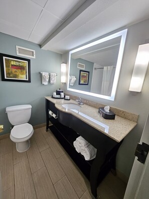 Suite, 1 cama de matrimonio grande, no fumadores | Baño | Ducha y bañera combinadas y artículos de higiene personal gratuitos