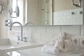 Free toiletries, hair dryer, towels - Savoy Berlin (Berlin)