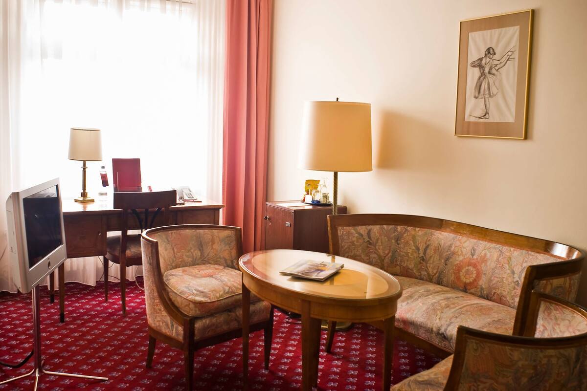 Suite, 1 Double Bed | Hypo-allergenic bedding available, minibar, in-room safe