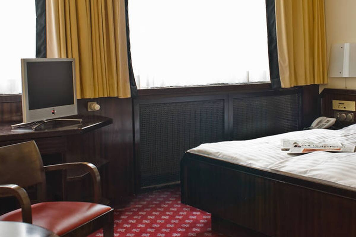 Hypo-allergenic bedding available, minibar, in-room safe