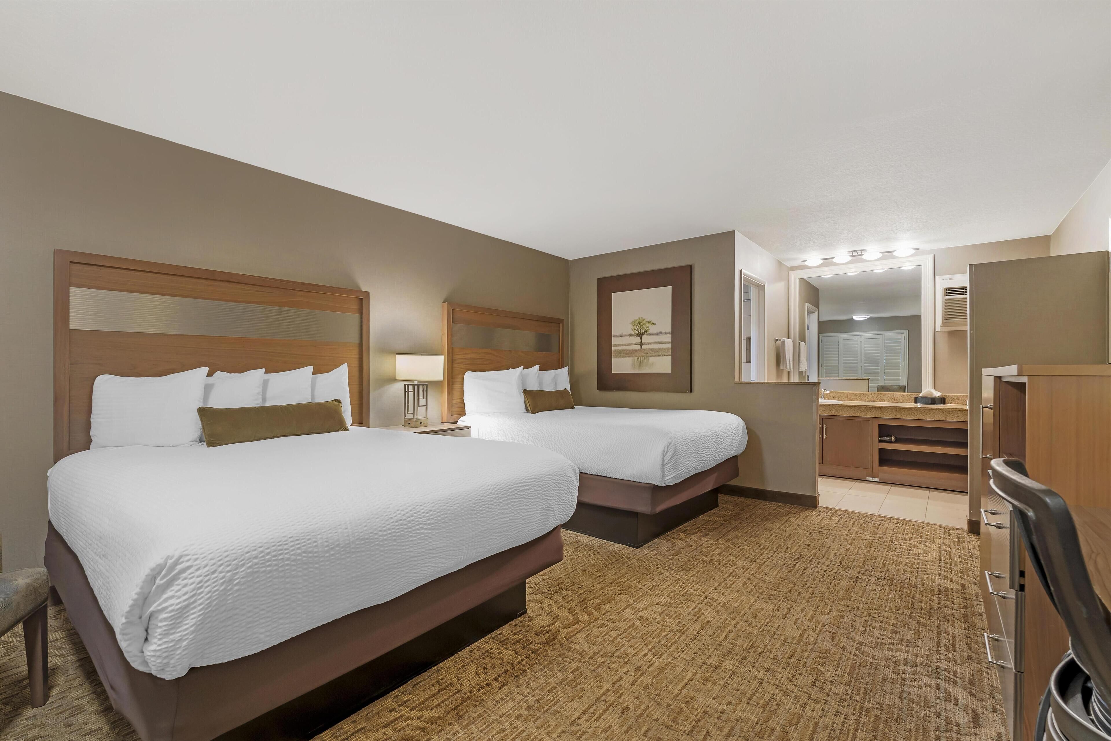 Rom – standard, 2 queensize-senger, tilgjengelighetstilpasset (Refrigerator & Microwave) | Skrivebord, skrivebord for bærbar PC og strykejern/-brett