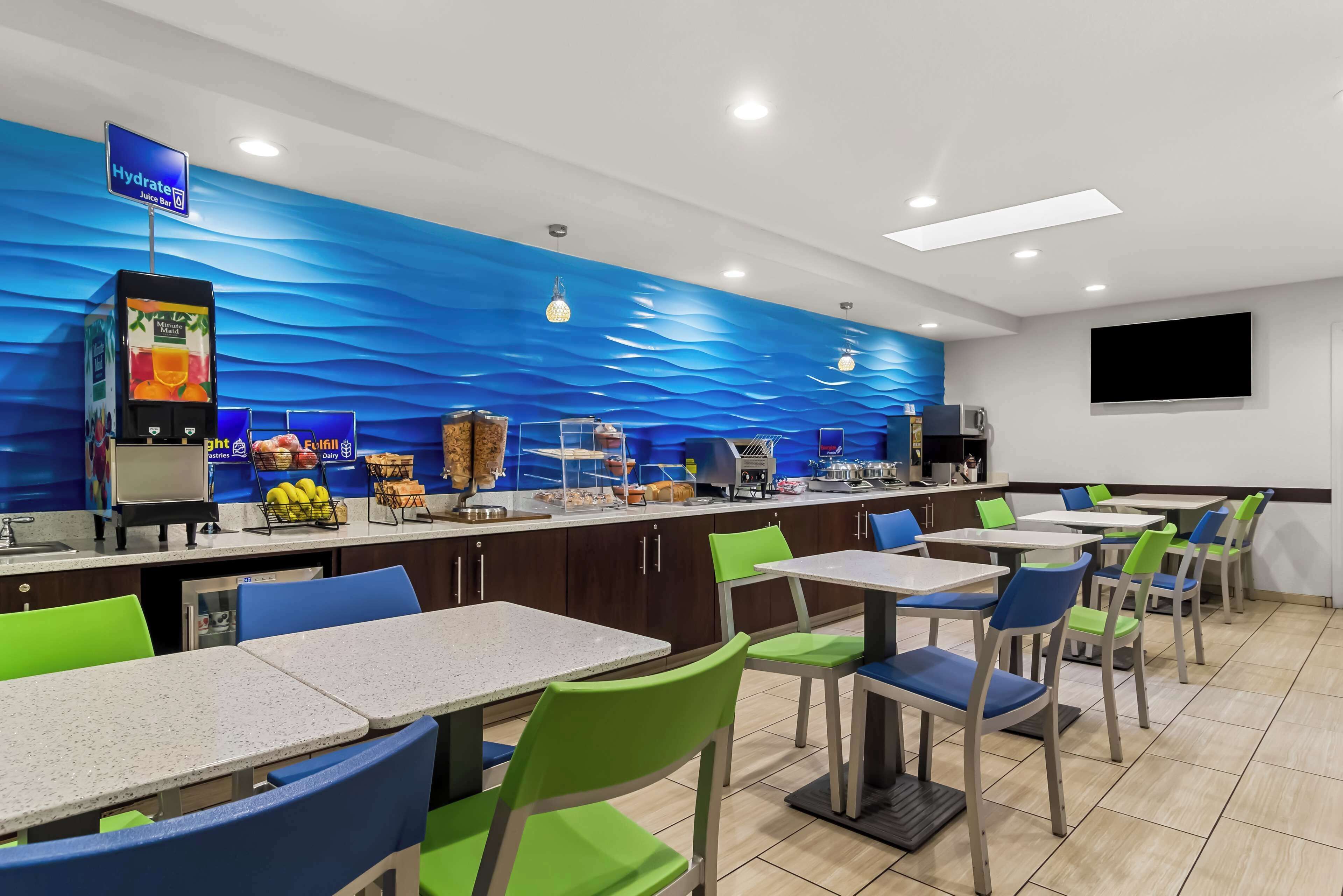 朝食 (セルフサービス)、毎日提供 (無料)