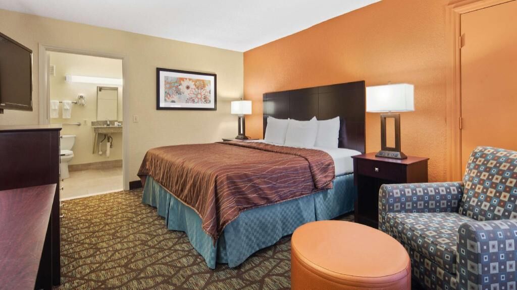 Desk, laptop workspace, iron/ironing board, free WiFi