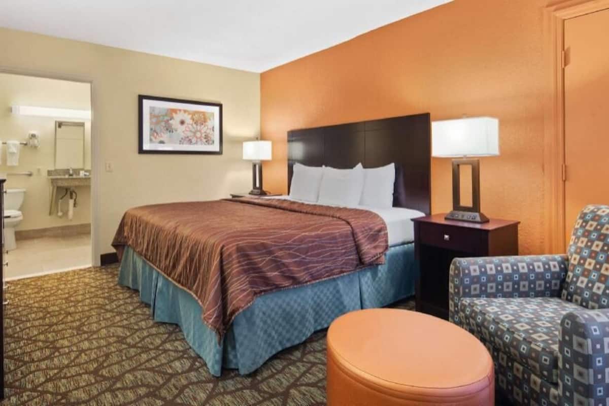 Desk, laptop workspace, iron/ironing board, free WiFi