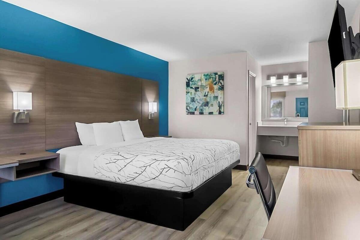 Desk, laptop workspace, iron/ironing board, free WiFi