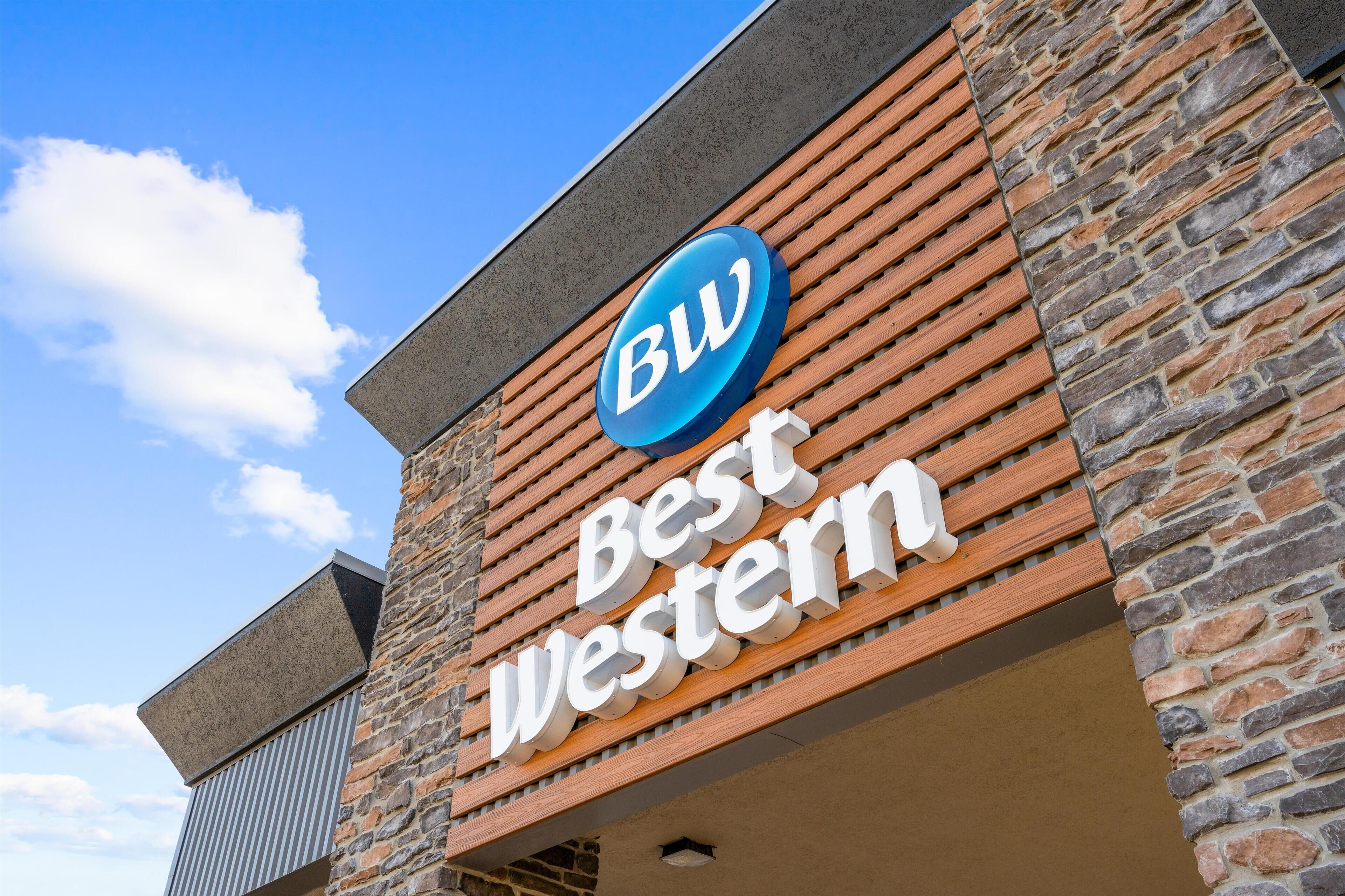 Ein Hotelschild mit "BW Best Western" und einem blauen Logo.