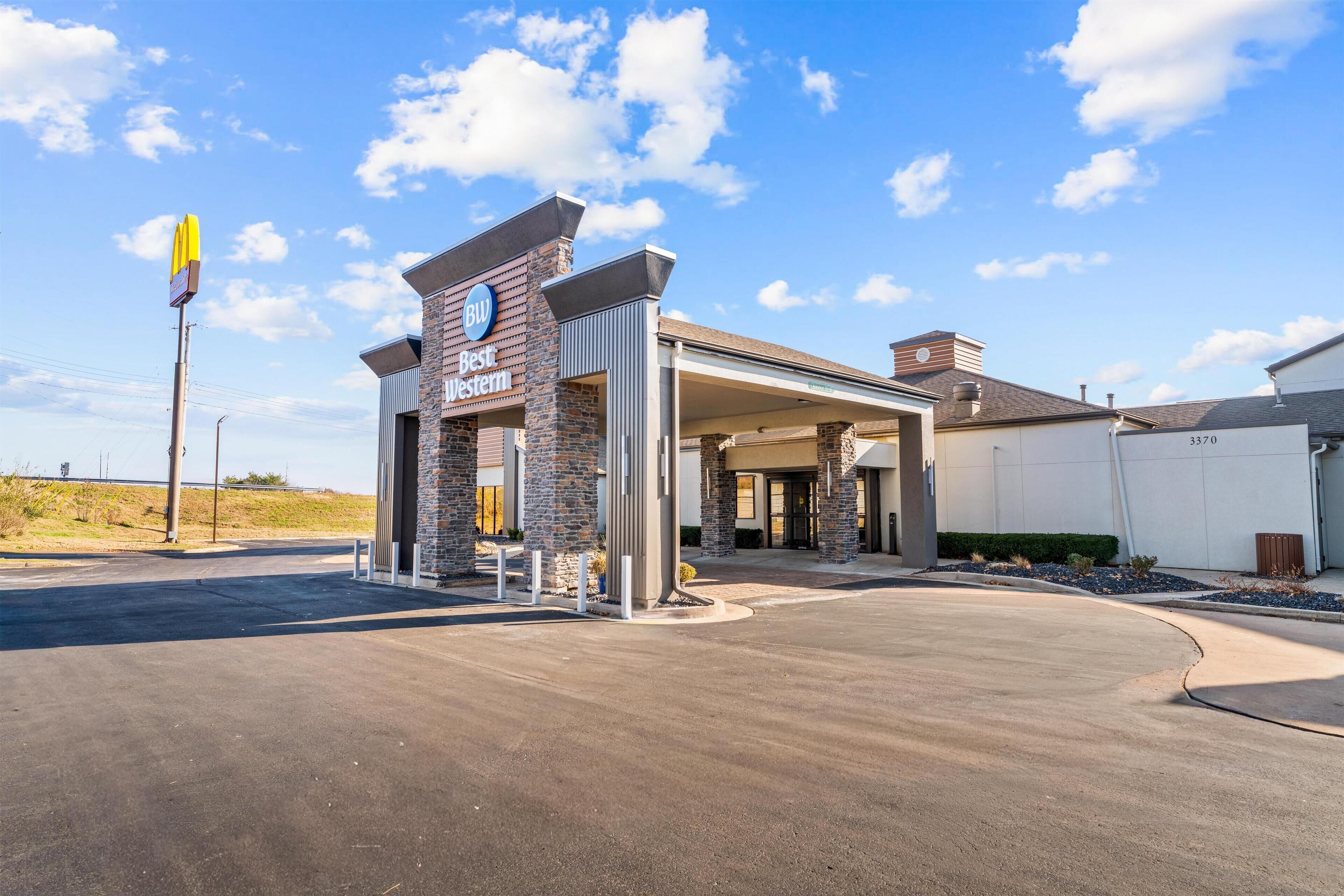 A Best Western hotel entrance with a brick facade and a covered driveway.