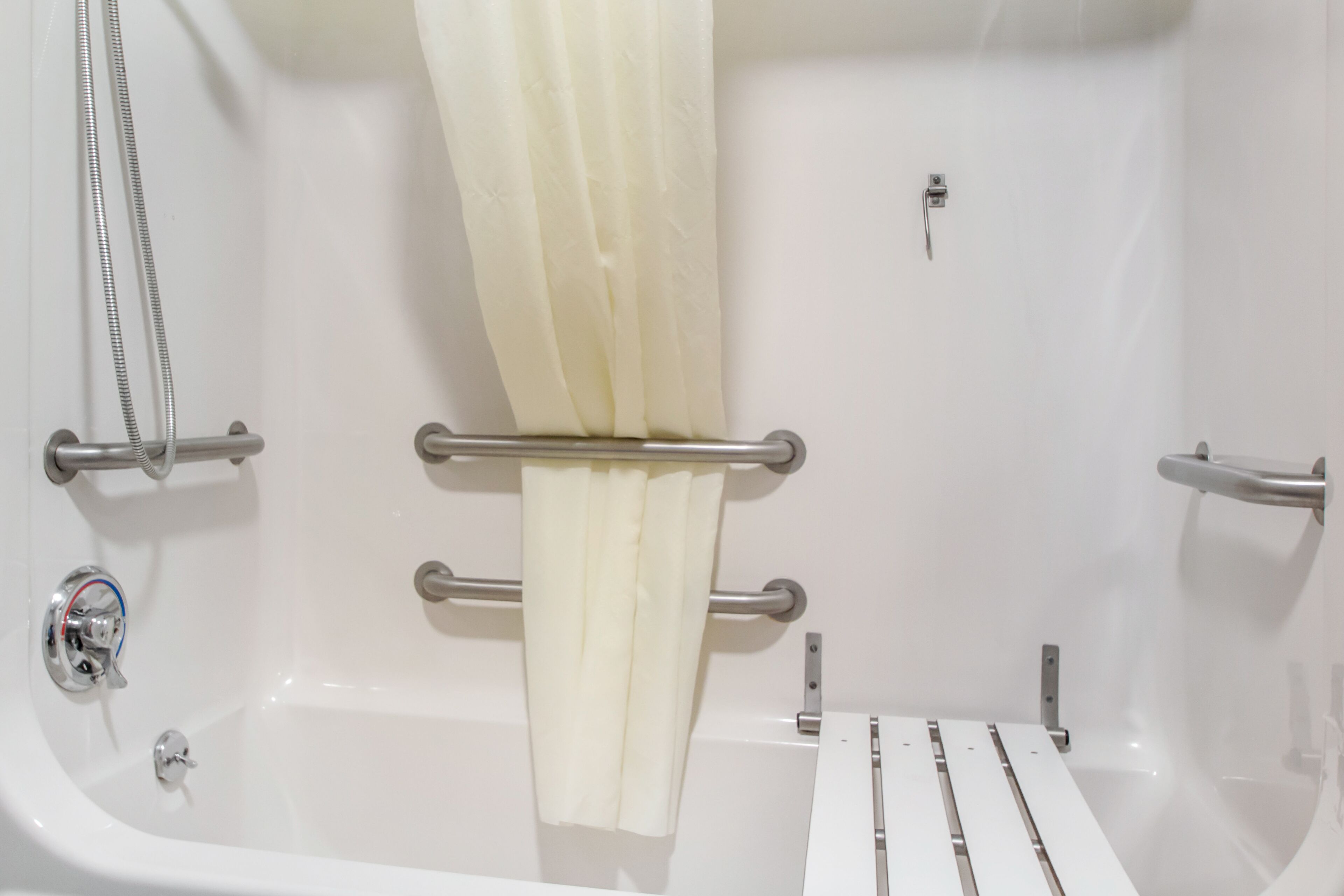 combined shower/bathtub, free toiletries, hair dryer, towels