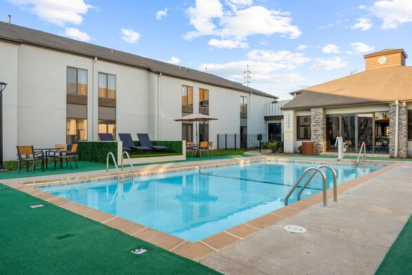 En säsongsöppen utomhuspool