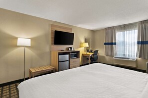 Standard Room, 1 King Bed, Non Smoking | Desk, laptop workspace, blackout drapes, iron/ironing board
