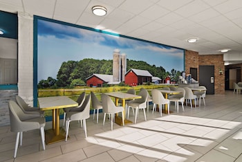 Clarion Pointe Bloomington – Normal near I-55 and University