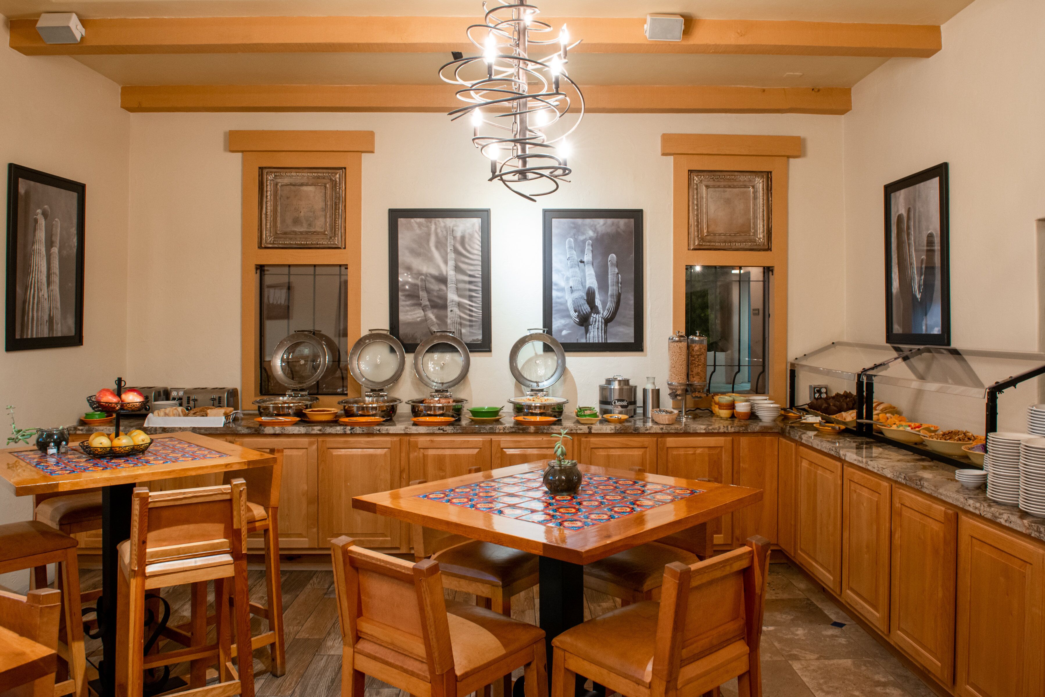 Una cocina amplia con armarios de madera, una isla central y una variedad de utensilios y electrodomésticos.
