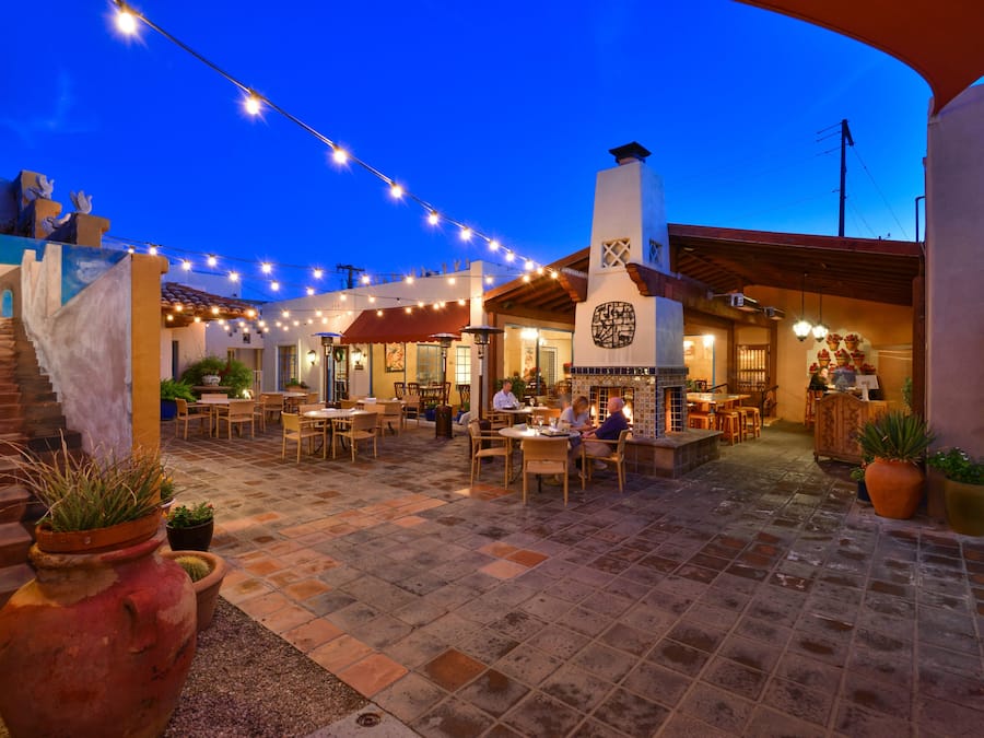 Phục vụ bữa sáng và bữa tối