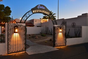 Petit-déjeuner, déjeuner et dîner servis sur place