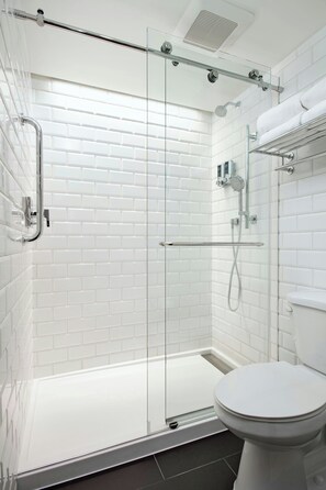 Shower, free toiletries, hair dryer, towels - Four Points by Sheraton San Francisco Bay Bridge (Emeryville)