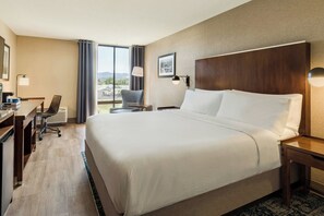 Room, 1 King Bed | Premium bedding, in-room safe, desk, laptop workspace - Four Points by Sheraton San Francisco Bay Bridge (Emeryville)