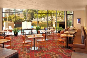 Breakfast and dinner served - Four Points by Sheraton San Francisco Bay Bridge (Emeryville)
