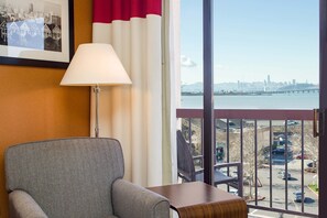 Premium bedding, in-room safe, desk, laptop workspace - Four Points by Sheraton San Francisco Bay Bridge (Emeryville)