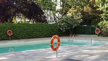 Una piscina al aire libre de temporada