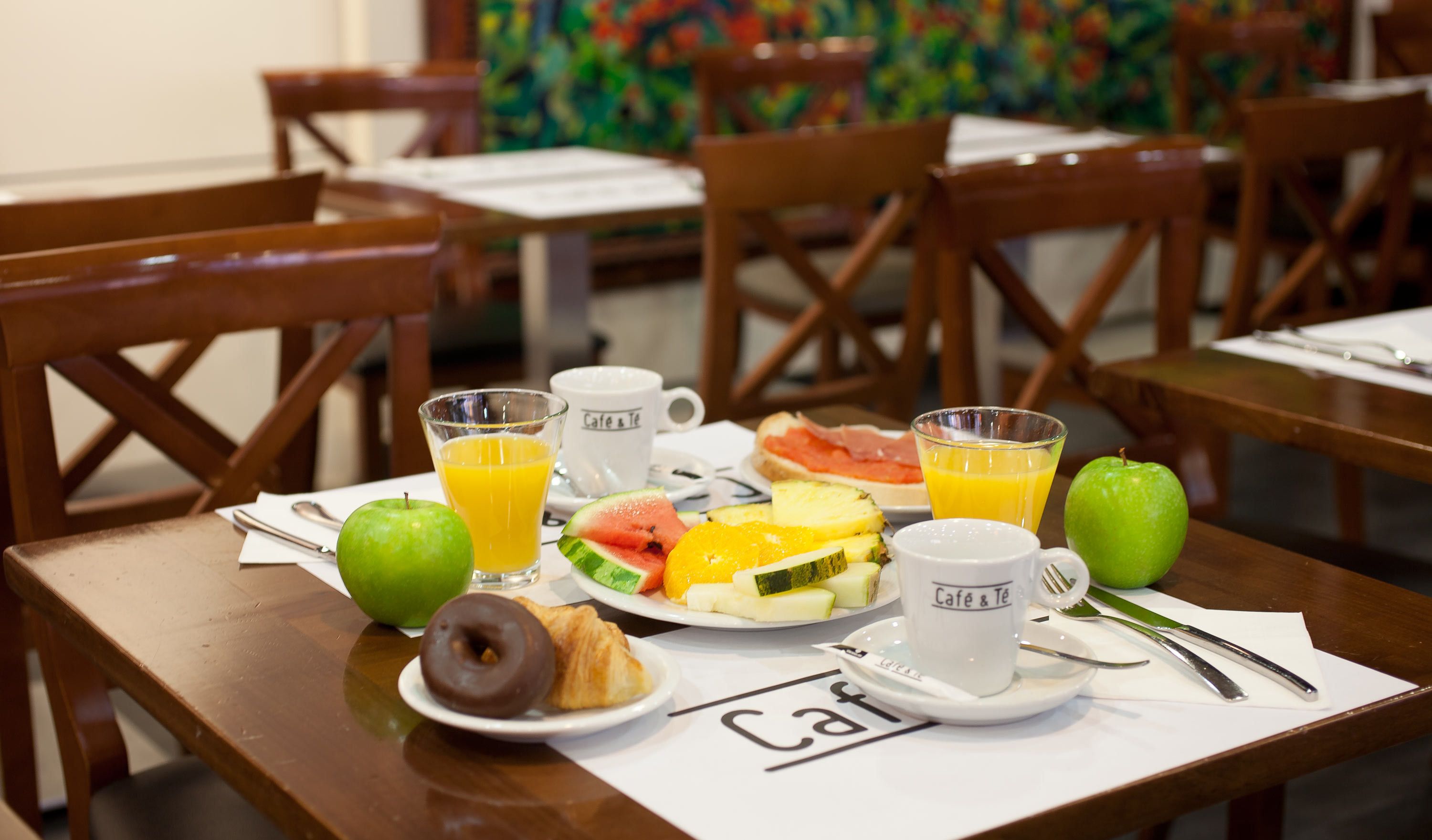 Café da manhã com buffet todos os dias (EUR 18 por pessoa) 