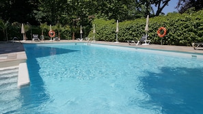 Una piscina al aire libre de temporada