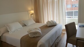 Desk, soundproofing, iron/ironing board, free WiFi - Senator Barajas Hotel (Madrid)