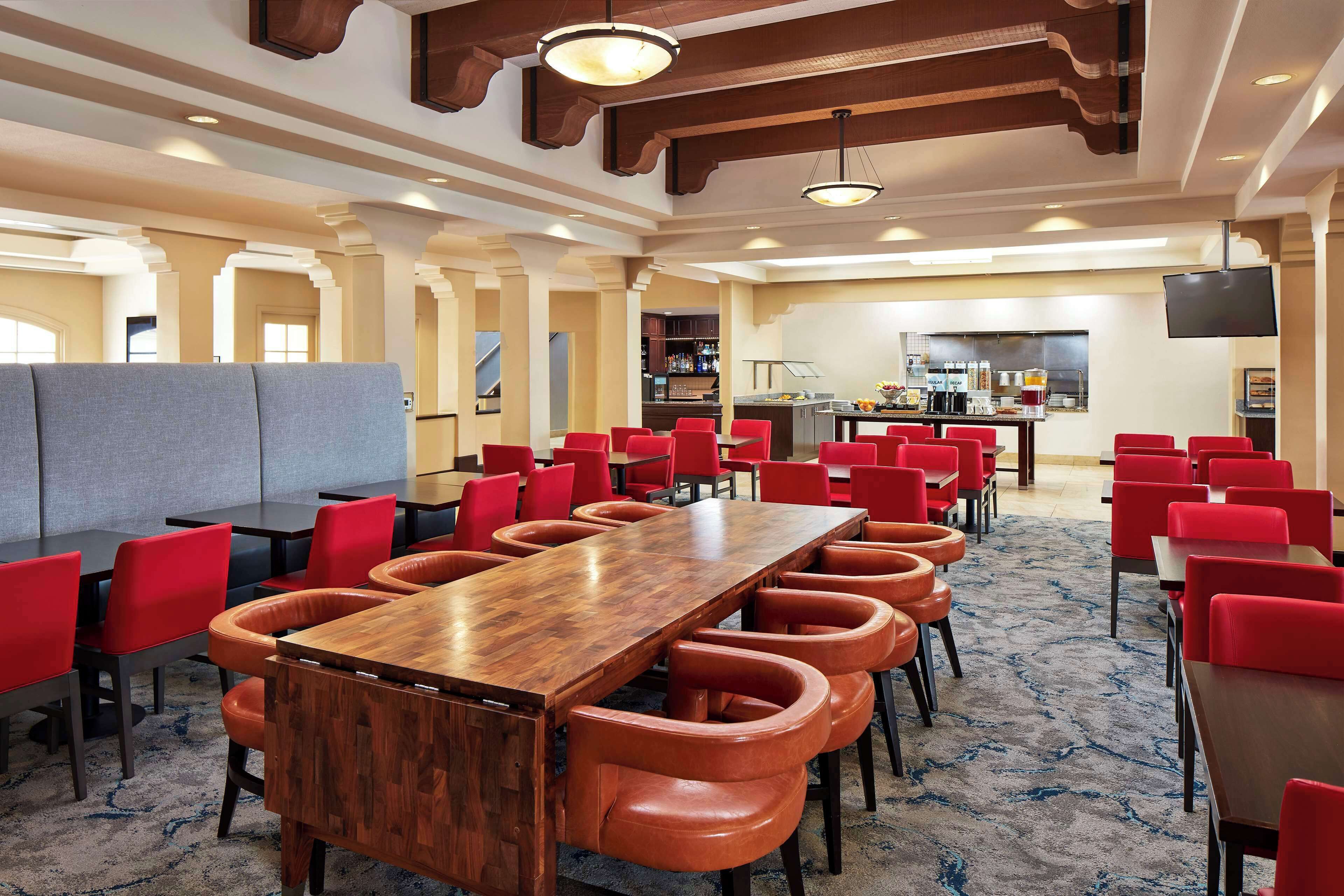 cooked-to-order breakfast for a fee on weekdays