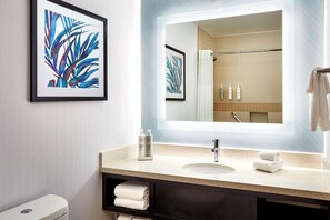 Ensemble baignoire-douche, articles de toilette griffés