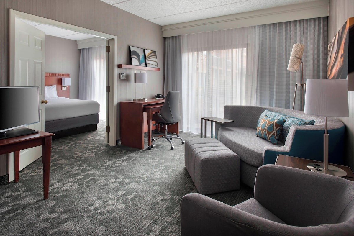 suite, 1 bedroom | 1 bedroom, hypo-allergenic bedding, desk, laptop workspace