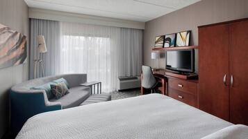 Biancheria da letto ipoallergenica, una scrivania, postazione laptop