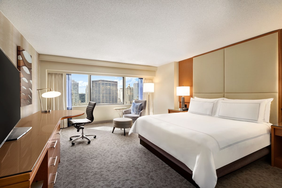 Premium bedding, in-room safe, desk, laptop workspace
