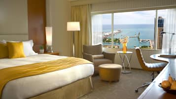 Classic Room, 1 King Bed, Lake View (Lake View) | Premium bedding, in-room safe, desk, laptop workspace