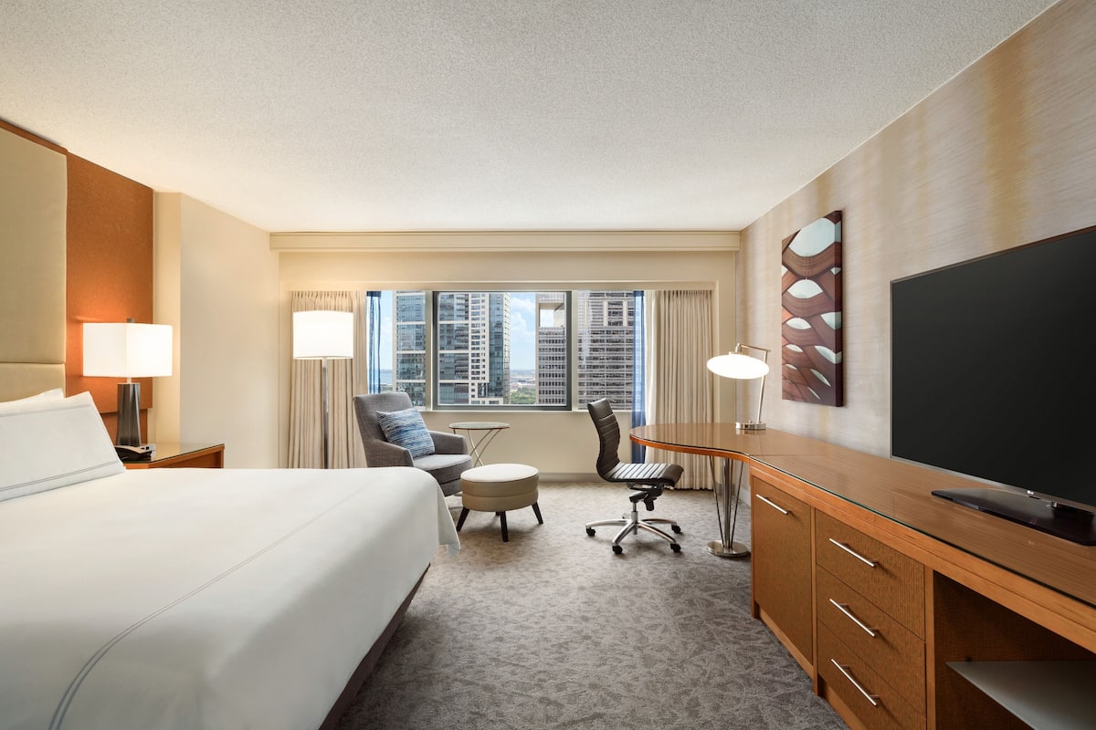 Premium bedding, in-room safe, desk, laptop workspace