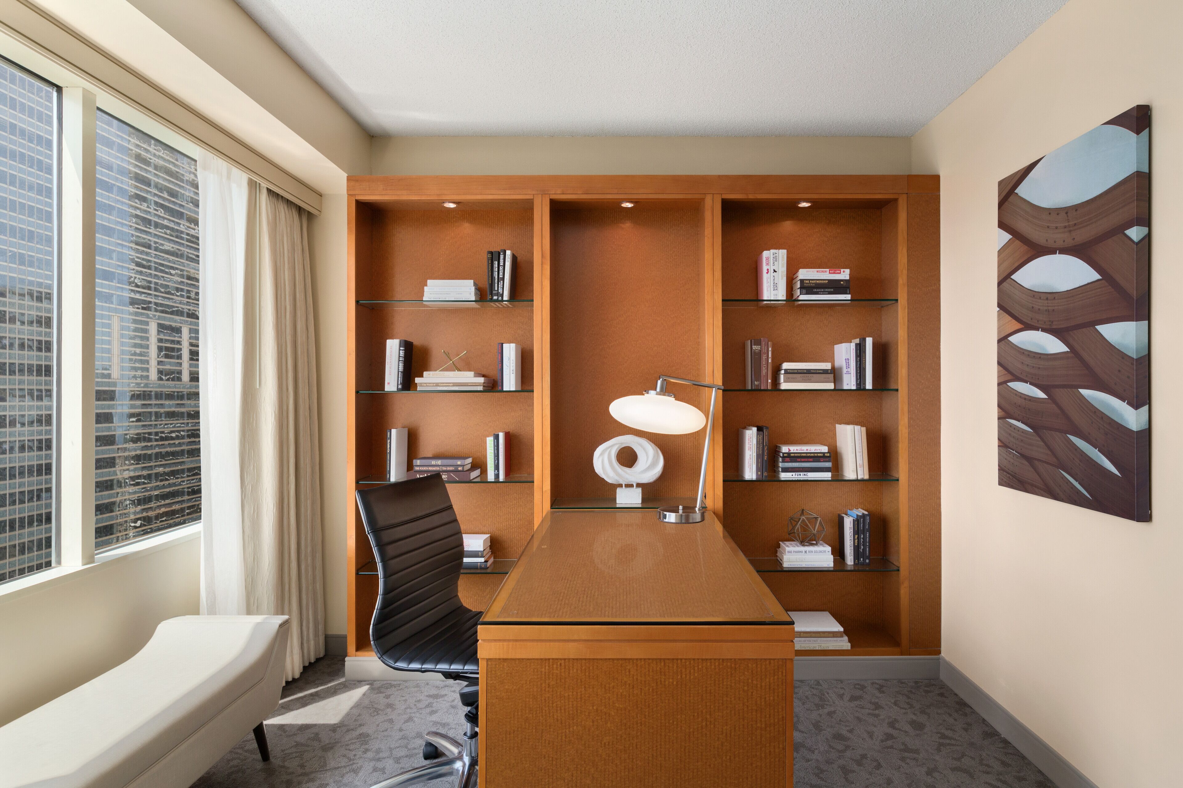 Un ufficio moderno con scrivania, sedia e scaffalature integrate.
