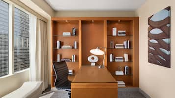 Un ufficio moderno con scrivania, sedia e scaffalature integrate.