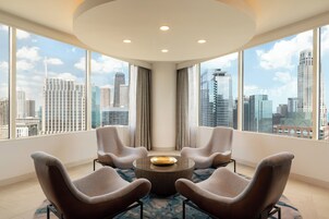 高級寢具、房內夾萬、書桌、手提電腦工作空間