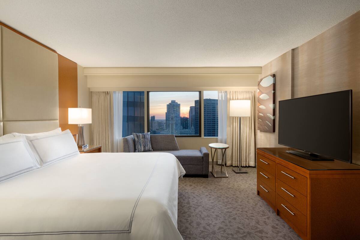 Premium bedding, in-room safe, desk, laptop workspace