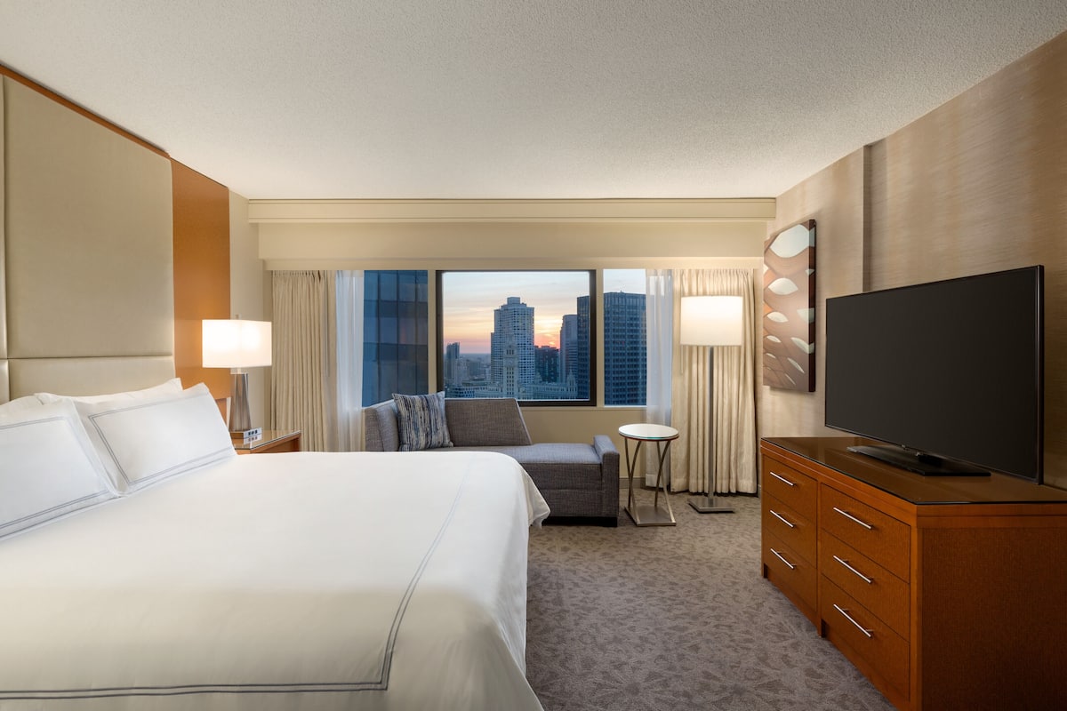 Premium bedding, in-room safe, desk, laptop workspace
