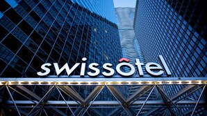 The exterior of the Swissotel building with its distinctive glass facade and the hotel's name displayed prominently. - Swissotel - Chicago (Chicago)