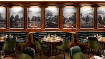 3 restaurantes, se sirven desayunos, comidas, cenas y cocina regional