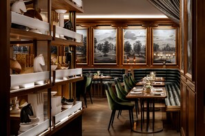 3 restaurantes; se sirve desayuno, almuerzo y cena; cocina regional