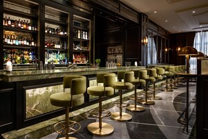 3 bars/lounges, cocktail bar, Champagne bar